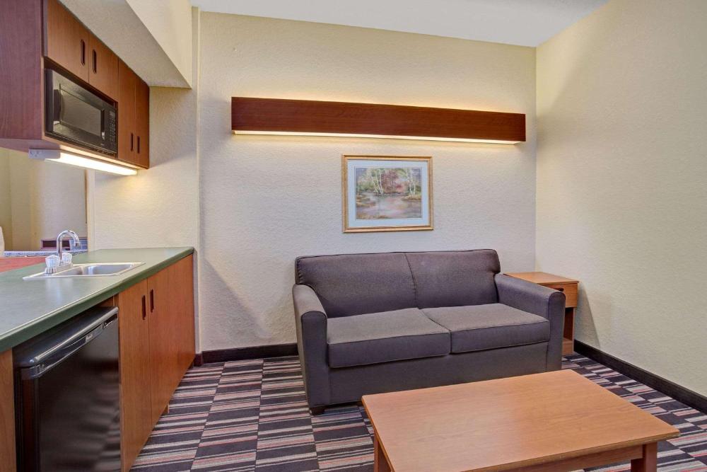 Queen Studio Suite - Mobility Access/Non-Smoking interior