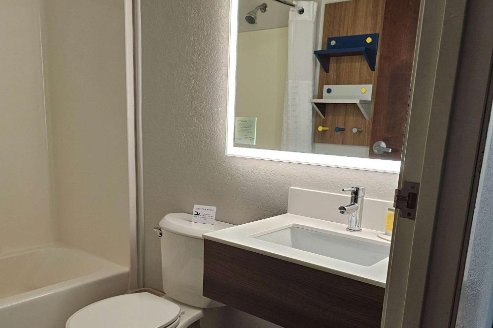 Queen Studio Suite - Non-Smoking interior
